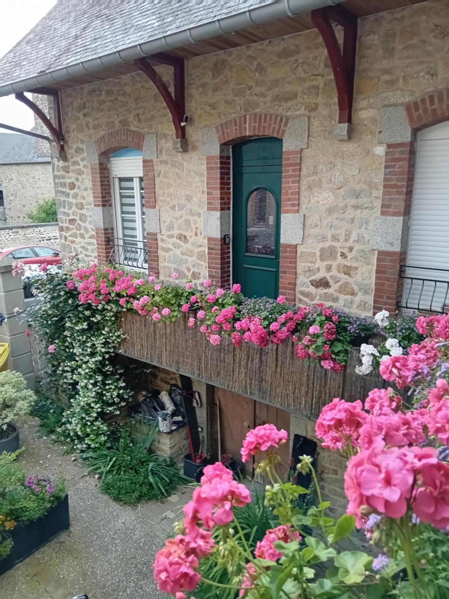 Les Gites De Lyly Pontorson Exterior photo
